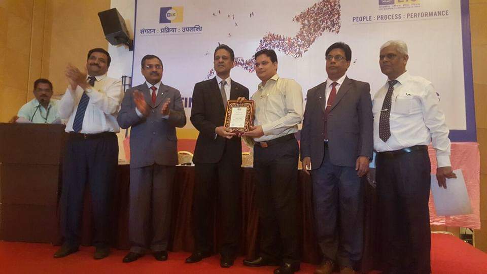 MDRT TROPHY WITH LIC OF INDIA DIGNITARIES